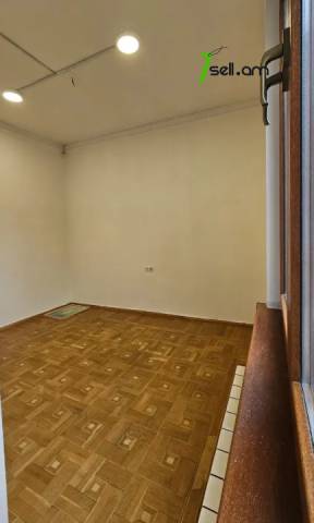 Երեք հարկանի քարե տուն Ազատության պողոտայում Արաբկիրում, 900 քմ, 3+ սանհանգույց