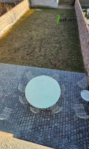 Երկու հարկանի քարե թաունհաուզ Առինջի 4-րդ փողոցում Առինջում, 560 ք.մ., 3+ սանհանգույց