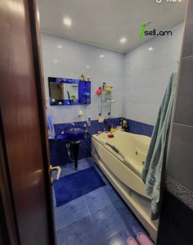 3 սենյականոց բնակարան Առնո Բաբաջանյան փողոցում, 96 ք.մ., նախավերջին հարկ, կապիտալ վերանորոգված