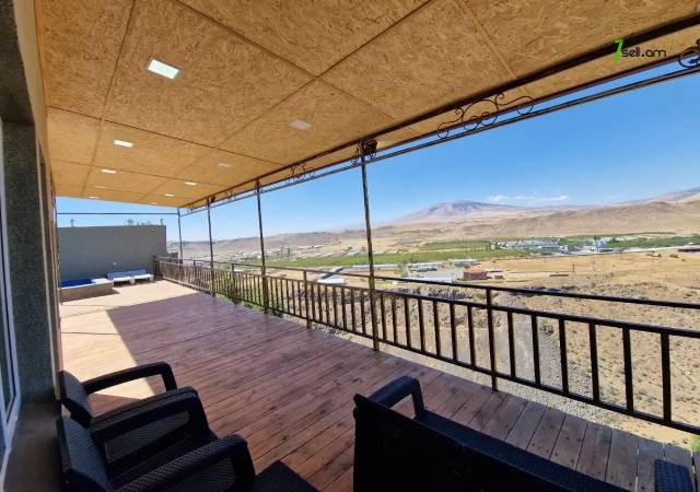 Երկու հարկանի քարե տուն 1-ին փողոցում Բյուրեղավանում, 700 քմ, 3+ սանհանգույց, կապիտալ վերանորոգված