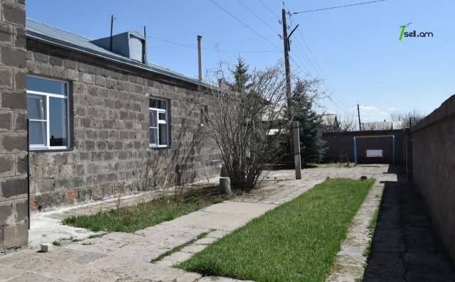 Մեկ հարկանի քարե տուն Մարմաշենում, 141 ք.մ., 2 սանհանգույց, մեծ հողամաս, եվրովերանորոգված