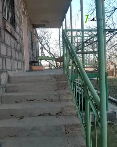 Երկու հարկանի քարե տուն Աբովյանում, 1600 ք.մ.