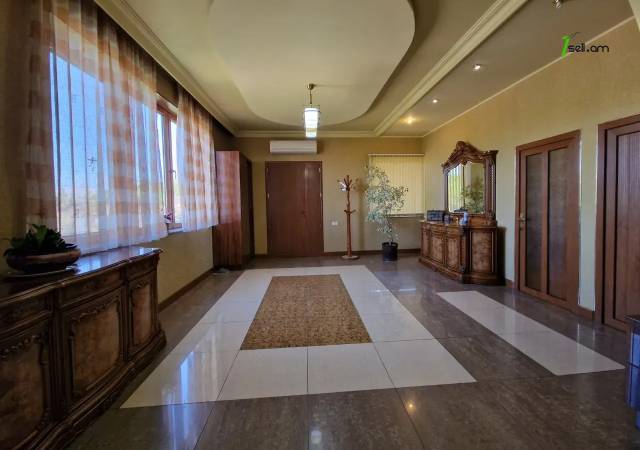 Երկու հարկանի քարե տուն Աշոտ Հովհաննիսյանի փողոցում Նոր Նորքում, 700 ք.մ., 3+ սանհանգույց