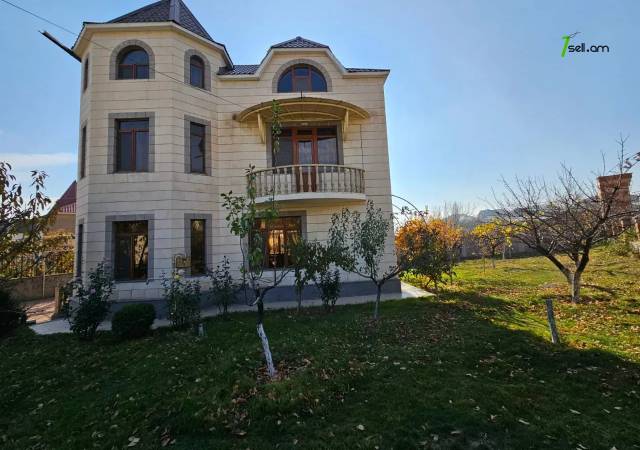 Երեք հարկանի քարե տուն Դավիթ Բեկի փողոցում Նոր Նորքում, 895 ք.մ., 3+ սանհանգույց