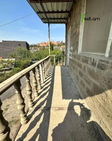 Երկու հարկանի քարե տուն Ոսկերիչների փողոցում կենտրոնում, 337 ք.մ.