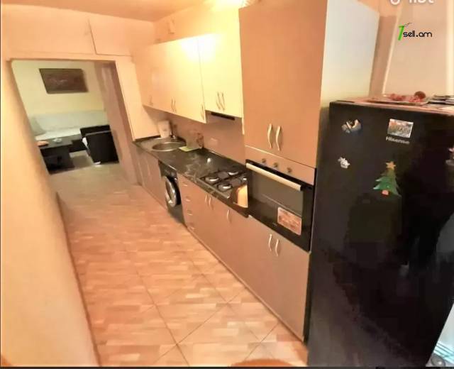 3 սենյականոց բնակարան Էրեբունիում, 82 ք.մ., 2/5 հարկ, կապիտալ վերանորոգված, քարե շենք