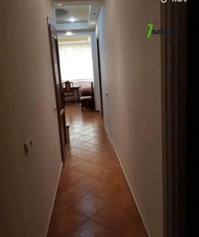 3 սենյականոց բնակարան Բարբյուսի փողոցում, 80 ք.մ., նախավերջին հարկ, կապիտալ վերանորոգված, քարե շենք