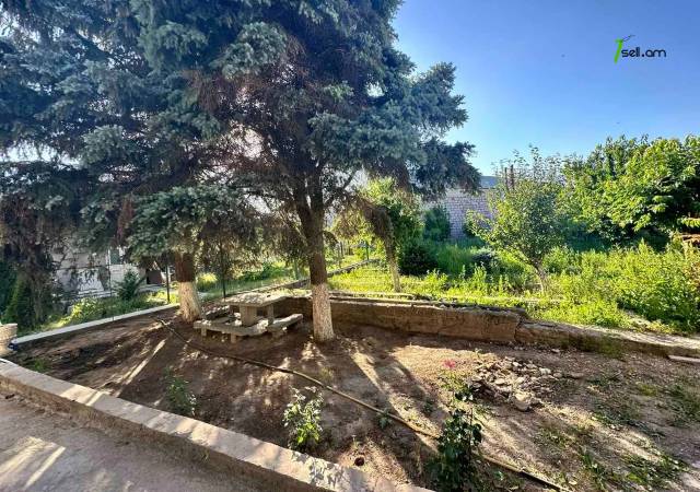 Մեկ հարկանի քարե տուն Ադմիրալ Իսակովի պողոտայում Թաիրովում, 54 քմ, կապիտալ վերանորոգված