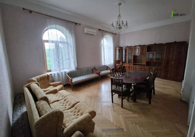 3 սենյականոց բնակարան Մոսկովյան փողոցում, 120 ք.մ., բարձր առաստաղներ, նախավերջին հարկ