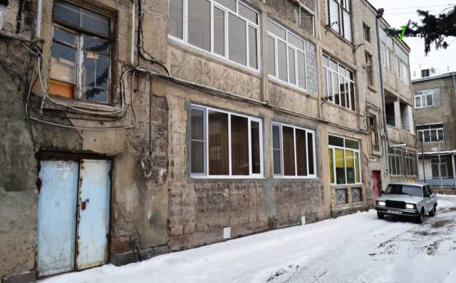 2 սենյականոց բնակարան Շիրակացու փողոցում, 70 ք.մ., 1/3 հարկ, կապիտալ վերանորոգված, քարե շենք