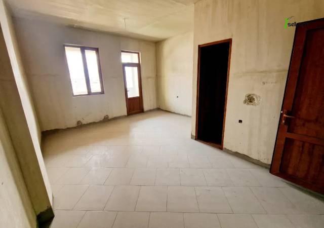 Բազմաֆունկցիոնալ գույք Դավիթ Բեկի փողոցում Էրեբունիում, 1800 ք.մ.