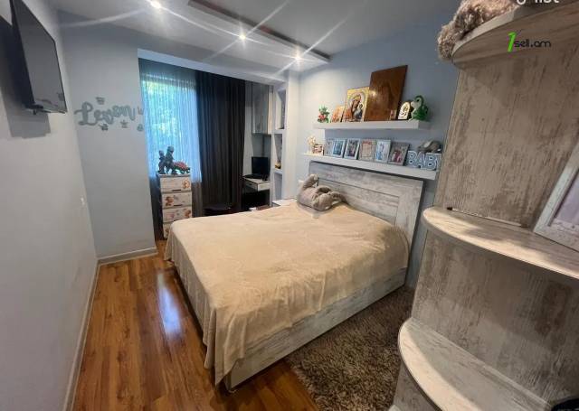 4 սենյականոց բնակարան Էրեբունիում, 100 քմ, 2/5 հարկ, եվրովերանորոգված, քարե շենք