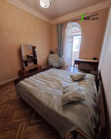 4 սենյականոց բնակարան Մոսկովյան փողոցում, 94 ք.մ., բարձր առաստաղներ, քարե շենք