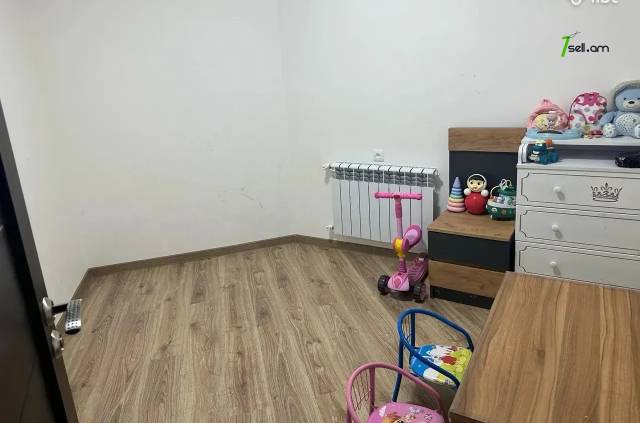 4 սենյականոց բնակարան, Նորաշեն թաղամաս, 83 ք.մ., 11/16 հարկ, 2 սանհանգույց, կապիտալ վերանորոգված