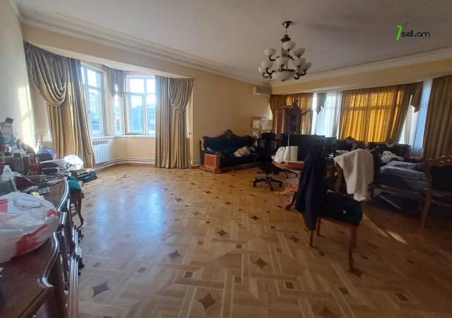 5 սենյականոց բնակարան Ալեք Մանուկյանի փողոցում, 210 ք.մ., 2 սանհանգույց, 2/9 հարկ