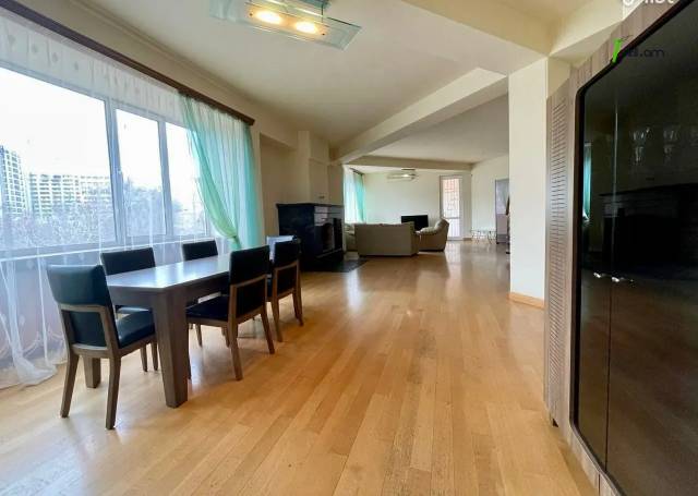 Ընդարձակ 4 սենյականոց բնակարան նորակառույց շենքում Զաքյան փողոցում, 270 ք.մ., 3+ սանհանգույց