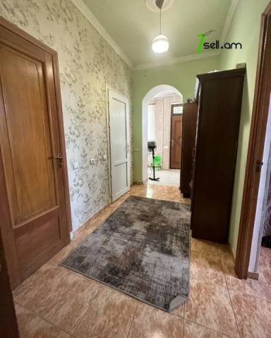 Մեկ հարկանի քարե տուն Զովունի 39 փողոցում Զովունիում, 330 ք.մ., կապիտալ վերանորոգված