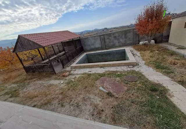 Մեկ հարկանի քարե տուն Ձորաղբյուրում, 1650 ք.մ., 2 սանհանգույց, կապիտալ վերանորոգված