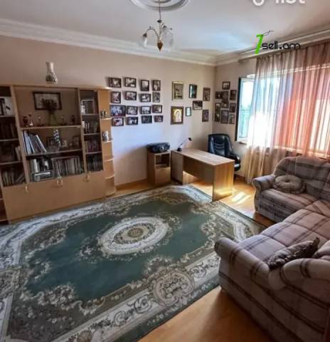 Չորս հարկանի քարե տուն Պարույր Սևակ թաղամաս 2-րդ փողոցում Առինջում, 640 քմ, 3+ սանհանգույց