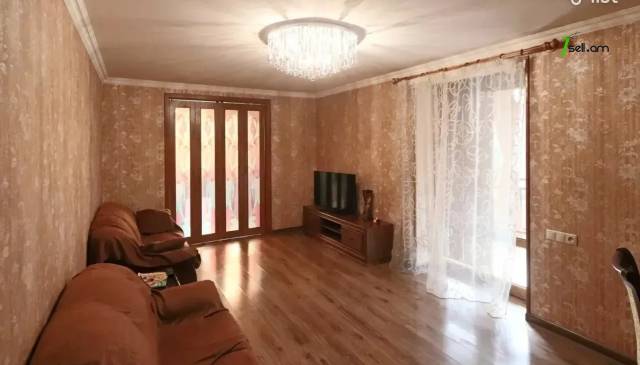 3 սենյականոց բնակարան Հանրապետության փողոցում, 83 ք.մ., 3/5 հարկ, եվրովերանորոգված, քարե շենք