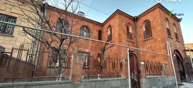 Երեք հարկանի քարե տուն Սարի Թաղի 9-րդ փողոցում Էրեբունիում, 351 ք.մ., 2 սանհանգույց