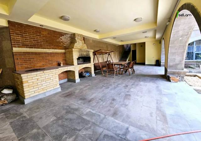 Երեք հարկանի տուն Արաբկիրում, 3200 ք.մ., 3+ սանհանգույց, մեծ հողամաս, կապիտալ վերանորոգված