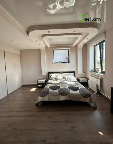 Երկու հարկանի տուն Հատիսի փողոցում Աբովյանում, 210 ք.մ., 3+ սանհանգույց, եվրովերանորոգված