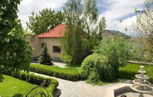 Երկու հարկանի քարե տուն, Դուրյան թաղամաս Ավանում, 2400 ք.մ., 3+ սանհանգույց, մեծ հողամաս