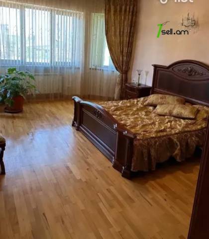 Չորս հարկանի քարե տուն Պարույր Սևակ թաղամաս 2-րդ փողոցում Առինջում, 640 քմ, 3+ սանհանգույց