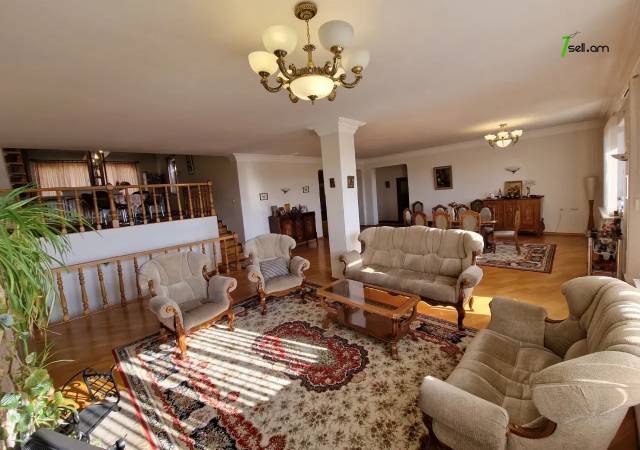 Երեք հարկանի քարե տուն Լուսինե Զաքարյան փողոցում Նորք Մարաշում, 300 քմ, 3+ սանհանգույց