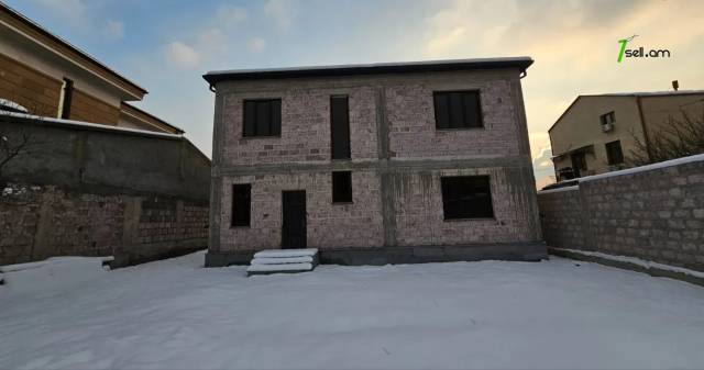 Երկու հարկանի տուն Պարույր Սևակի փողոցում Ավանում, 888 քմ, 2 սանհանգույց, մասնակի վերանորոգում