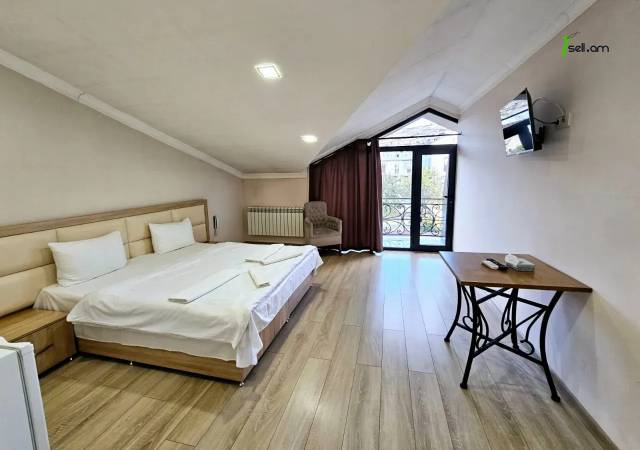 Երեք հարկանի քարե տուն Նար-Դոսի փողոցում կենտրոնում, 2100 ք.մ., 3+ սանհանգույց, կապիտալ վերանորոգված