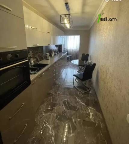 3 սենյականոց բնակարան, Նազարբեկյան թաղամաս, 100 ք.մ., նախավերջին հարկ, մի քանի պատշգամբ