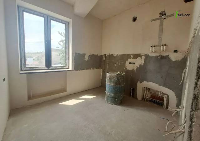 Չորս հարկանի քարե տուն Շևչենկոյի փողոցում կենտրոնում, 420 քմ, 3+ սանհանգույց, մասնակի վերանորոգում