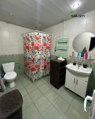 Մեկ հարկանի քարե տուն Բադալ Մուրադյանի փողոցում Նոր Նորքում, 71 քմ, կապիտալ վերանորոգված