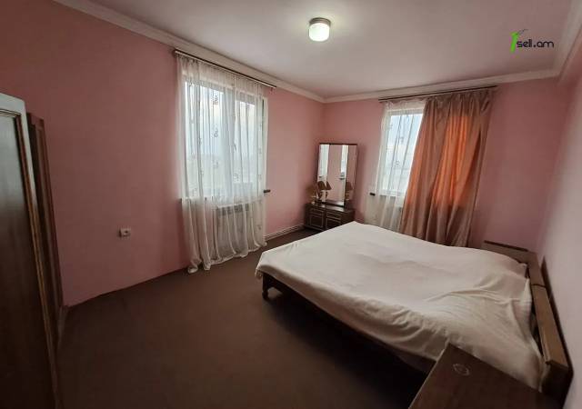 Երկու հարկանի քարե տուն Ադանայի փողոցում կենտրոնում, 170 քմ, 2 սանհանգույց, կոսմետիկ վերանորոգում