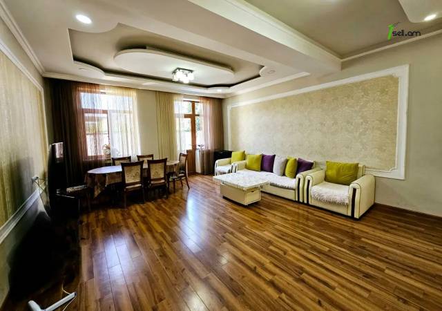 Երեք հարկանի քարե տուն Սասունցի Դավիթ փողոցում Էրեբունիում, 200 ք.մ., 3+ սանհանգույց