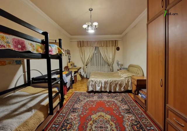 3 սենյականոց բնակարան Ամիրյան փողոցում, 77 ք.մ., կոսմետիկ վերանորոգում, քարե շենք