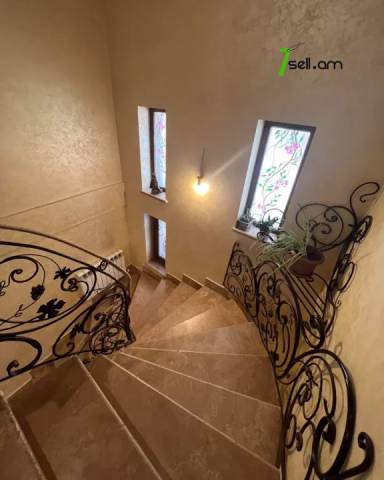 Երկու հարկանի քարե տուն, Թբիլիսյան խճուղի Քանաքեռ Զեյթունում, 900 ք.մ., 3+ սանհանգույց