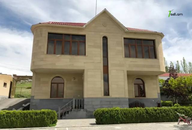 Երկու հարկանի քարե տուն, Դուրյան թաղամաս Ավանում, 2400 ք.մ., 3+ սանհանգույց, մեծ հողամաս