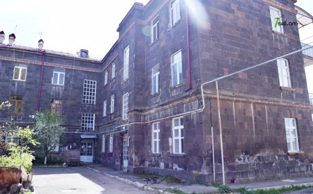 2 սենյականոց բնակարան Մհեր Մկրտչյանի փողոցում, 55 քմ, 1/3 հարկ, բարձր առաստաղներ