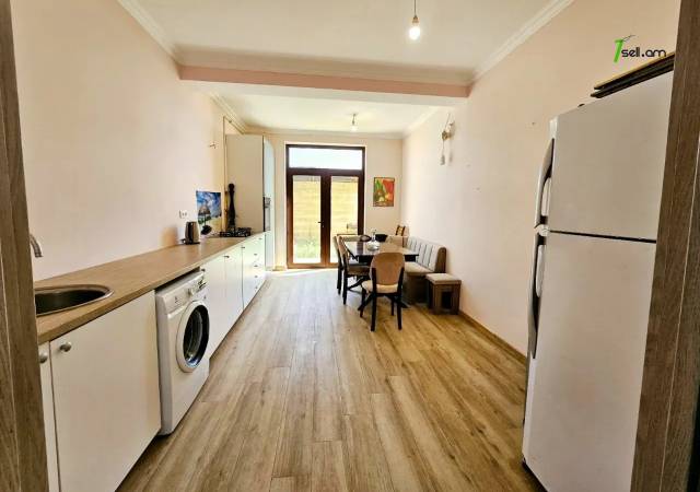 Երկու հարկանի տուն, Գ-1 թաղամաս Աջափնյակում, 552 ք.մ., 2 սանհանգույց, կապիտալ վերանորոգված