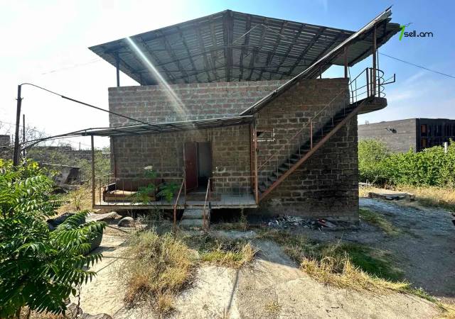 Երկու հարկանի քարե տուն Ոսկերիչների փողոցում կենտրոնում, 337 ք.մ.