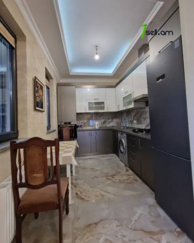 Երկու հարկանի քարե տուն Ժակ Իվ Կուստոյի փողոցում Էրեբունիում, 390 ք.մ., 3+ սանհանգույց