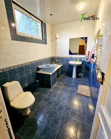 Երկու հարկանի քարե տուն Նոր Արեշի 9-րդ փողոցում Էրեբունիում, 530 ք.մ., 2 սանհանգույց