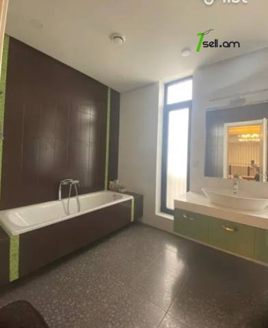 Երեք հարկանի տուն Մարշալ Բաբաջանյան փողոցում Ավանում, 715 քմ, 3+ սանհանգույց