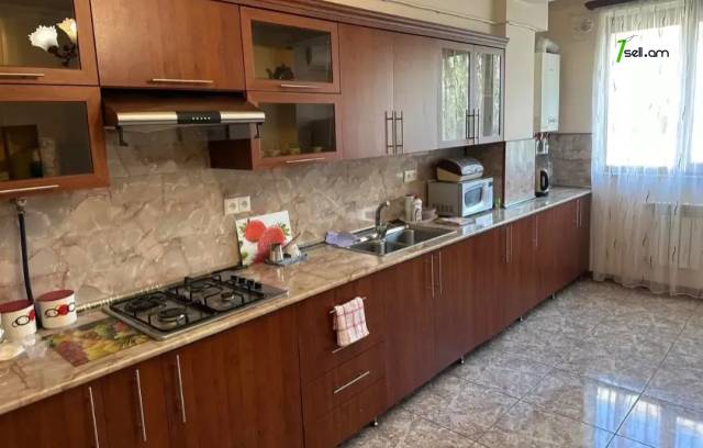 2 սենյականոց բնակարան Եզնիկ Կողբացու փողոցում, 56 ք.մ., 5/9 հարկ, կապիտալ վերանորոգված