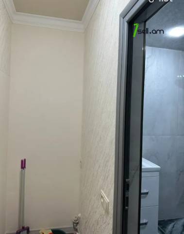 2 սենյականոց բնակարան Մամիկոնյանց փողոցում, 57 ք.մ., նախավերջին հարկ, եվրովերանորոգված, քարե շենք