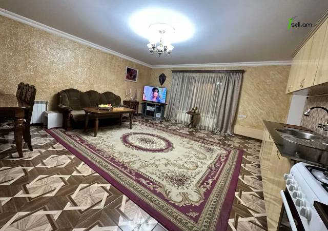 Երեք հարկանի քարե տուն 1-ին փողոցում Զովունիում, 800 ք.մ., 3+ սանհանգույց, կապիտալ վերանորոգված