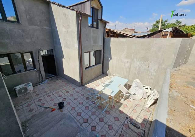 Երկու հարկանի քարե տուն Էրեբունու փողոցում Էրեբունիում, 500 ք.մ., 2 սանհանգույց